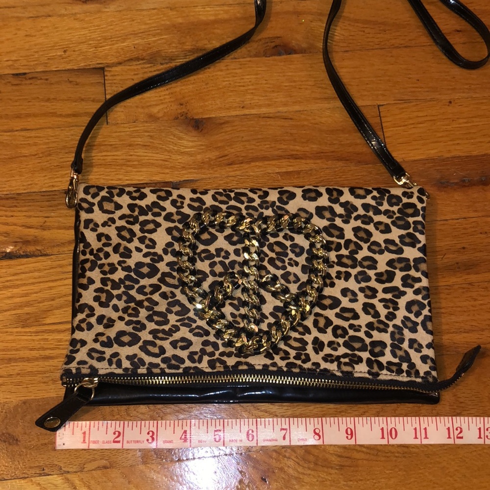 Vintage Betsey Johnson Leopard Crossbody Bag With Gold Chain Heart - Picture 7 of 9